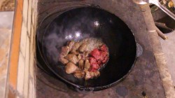 Гречка по-купечески с опятами в казане на плите