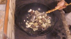 Гречка по-купечески с опятами в казане на плите