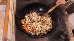 Гречка по-купечески с опятами в казане на плите