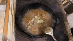 Гречка по-купечески с опятами в казане на плите