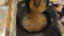 Гречка по-купечески с опятами в казане на плите