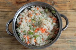 Рис с овощами и курицей в духовке