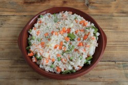 Рис с овощами и курицей в духовке