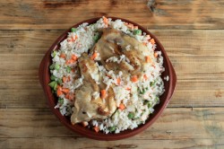 Рис с овощами и курицей в духовке