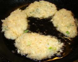 Хрустящие рисовые котлеты с зеленым луком - шаг 9