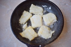 Рыба тушеная с морковью и луком - шаг 3