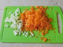 Рыба тушеная с морковью и луком - шаг 4