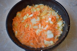 Рыба тушеная с морковью и луком - шаг 5