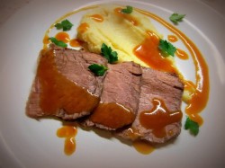 название картинки Новогодний ростбиф с мясным соусом и пюре из корня сельдерея