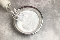 название картинки Рулет из безе со сливками