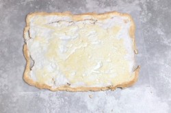 название картинки Рулет из безе со сливками