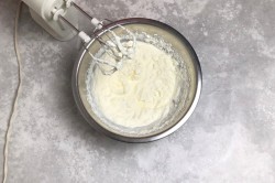 название картинки Рулет из безе со сливками