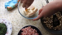 Рулет из лаваша с копченым мясом и шампиньонами и майонезом