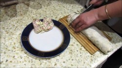 Рулет из лаваша с копченым мясом и шампиньонами и майонезом