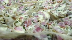 Рулет из лаваша с копченым мясом и шампиньонами и майонезом