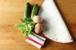 Рулет из лаваша с крабовыми палочками и огурцом