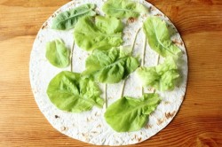 Рулет из лаваша с крабовыми палочками и огурцом