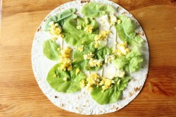 Рулет из лаваша с крабовыми палочками и огурцом