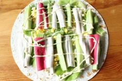 Рулет из лаваша с крабовыми палочками и огурцом