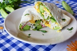 Рулет из лаваша с крабовыми палочками и огурцом