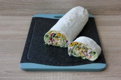 Рулет из лаваша с крабовыми палочками яйцом - шаг 6