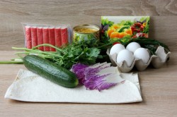 Рулет из лаваша с крабовыми палочками яйцом - шаг 1