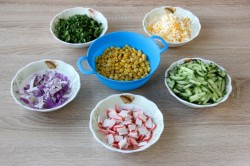 Рулет из лаваша с крабовыми палочками яйцом - шаг 2