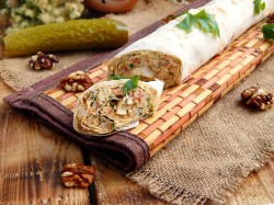 название картинки Рулет из лаваша с курицей и сыром