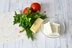 Рулет из лаваша с помидорами и сыром