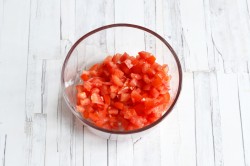 Рулет из лаваша с помидорами и сыром