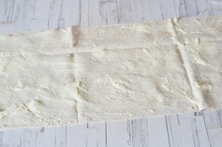 Рулет из лаваша с помидорами и сыром