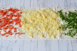 Рулет из лаваша с помидорами и сыром