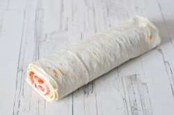 Рулет из лаваша с помидорами и сыром