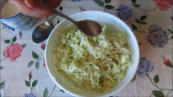 Рулет из лаваша с яблоком, орехами и творогом