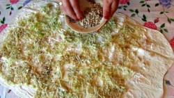 Рулет из лаваша с яблоком, орехами и творогом