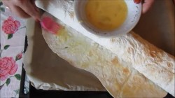 Рулет из лаваша с яблоком, орехами и творогом