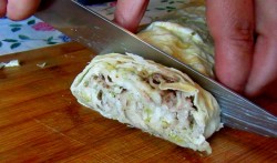 Рулет из лаваша с яблоком, орехами и творогом