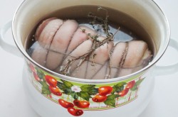 Рулет из пузанины вареный