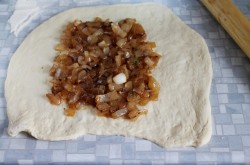 название картинки Постный рулет с луком дрожжевой