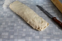 название картинки Постный рулет с луком дрожжевой