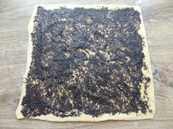 Рулет с маком из дрожжевого теста - шаг 11 Рулет с маком из дрожжевого теста - шаг 11