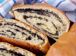 Рулет с маком из дрожжевого теста - шаг 16 Рулет с маком из дрожжевого теста - шаг 16