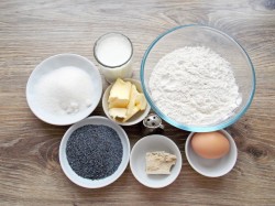 Рулет с маком из дрожжевого теста - шаг 1 Рулет с маком из дрожжевого теста - шаг 1