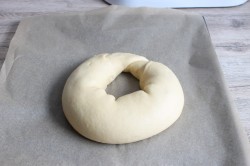 Пасхальный рулет с меренгой, шоколадом и орехами