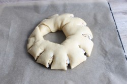 Пасхальный рулет с меренгой, шоколадом и орехами