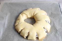 Пасхальный рулет с меренгой, шоколадом и орехами