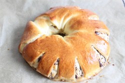 Пасхальный рулет с меренгой, шоколадом и орехами