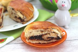 Пасхальный рулет с меренгой, шоколадом и орехами