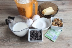 Пасхальный рулет с меренгой, шоколадом и орехами