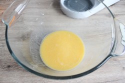 Пасхальный рулет с меренгой, шоколадом и орехами